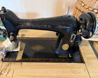 Vintage Singer Sewing machine in wood sewing table