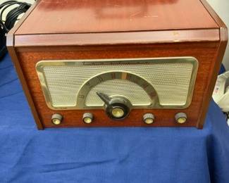 Mid Century Truetone Model D5606-A radio & record player made in 1956