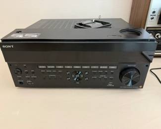 The Sony STR-ZA2000ES is a fairly serious home theater receiver from Sony’s ES (“Elevated Standard”) line. It was introduced around 2014–2015 and was aimed more at custom-install and higher-end home theater setups than typical big-box-store receivers.