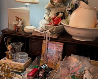 Items to be found in the doll room, toys, figures, books, vintage hats