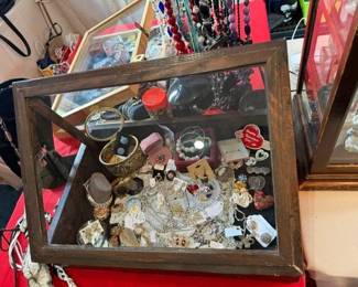 Closer look at this vintage jewelry showcase