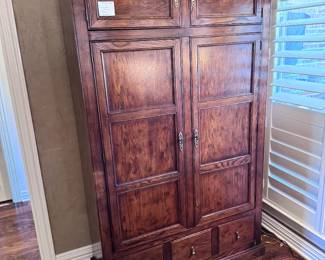Stunning HENREDON Fine Furniture