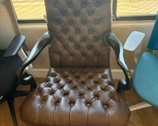 EXECUTIVE OFFICE CHAIR