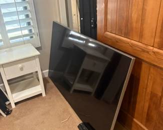 LARGE TV SCREEN