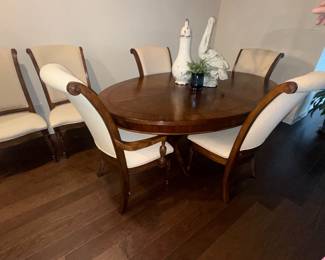 Haverty’s dining table