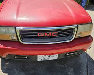 GMC Sonoma, front view.