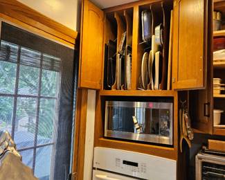 Kitchen items, (items sold separately).