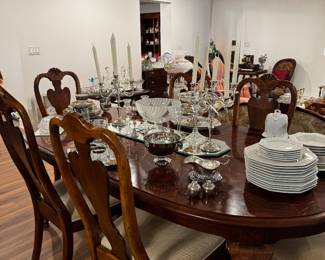 Traditional Dining Room Table & Chairs