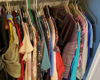Lots of nice like new clothes sizes L-XL-2X