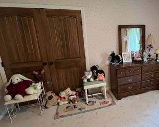 Children’s accessories and dresser