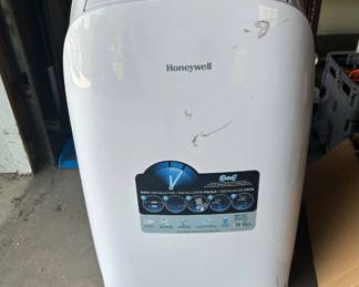 Lot #172 Honeywell HL Series 3-in-1 Portable Air Conditioner Dehumidifier Fan with Remote