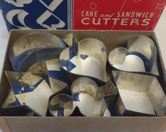 Vintage "cake and sandwich" cutters in box