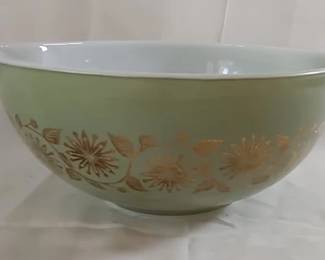 Pyrex Cinderella mixing bowl in the 'Medallion' pattern
