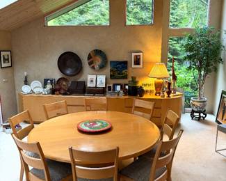 Round dinning table with 8 chairs