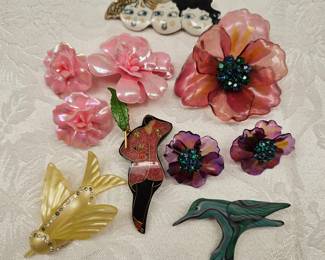 Vintage Lucite & Plastic Pins / Brooches