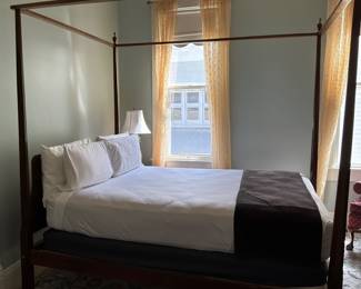 4-poster queen-size canopy bed, finials and brass trim