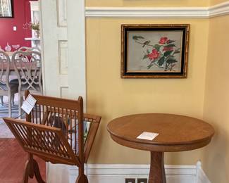 Antique round pedestal table w/quarter-sawn oak grain. Excellent condition!
