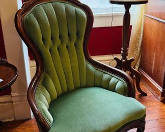 Antique Victorian parlor chair, mahogany, button-tufted back; green velvet (1870s-1890s); beautiful!