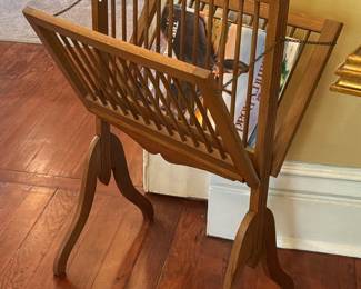 Vintage mid-century folding magazine/record/portfolio rack. 1950s-1960s.  Oak.