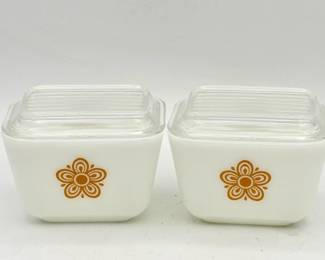(2) vintage Pyrex "Butterfly Gold" 1.5 cup refrigerator dishes with clear lids