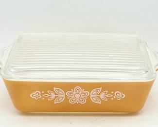 vintage Pyrex 1.5-quart refrigerator casserole dish featuring the Butterfly Gold pattern
