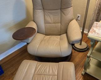 STRESSLESS Chair with Slide-away Table & Ottoman