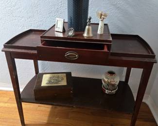 MERSMAN Mahogany Tiered Accent Table