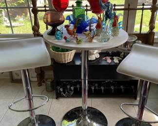 Swivel table & 2 stools