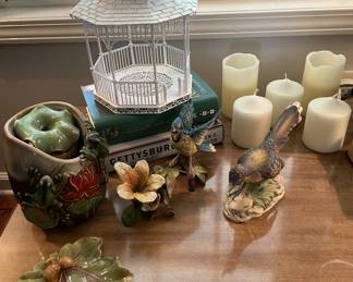 Table top fountain, bird figurines