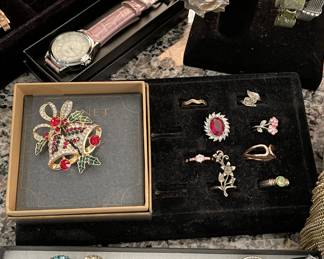 Costume jewelry 