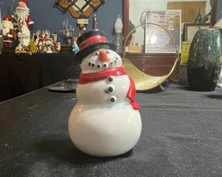 Ceramic Snowman Salt and Pepper Shakers with Decorative Plate fourth image