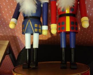 Pair of King and Soldier Nutcrackers second image
