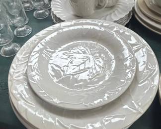 White Embossed Leaf Pattern Ceramic Dinnerware Set with Glass Tumblers second image