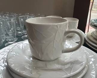 White Embossed Leaf Pattern Ceramic Dinnerware Set with Glass Tumblers fifth image
