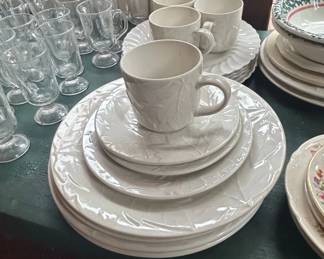 White Embossed Leaf Pattern Ceramic Dinnerware Set with Glass Tumblers fourth image