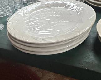White Embossed Leaf Pattern Ceramic Dinnerware Set with Glass Tumblers third image