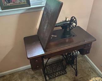 Singer Featherweight Model Sewing Machine in Cabinet third image