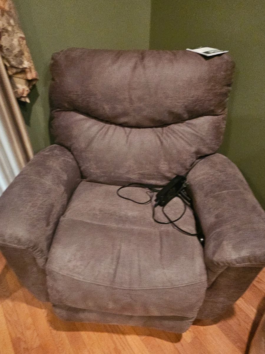 NEW Oversize Lazyboy lift chair recliner