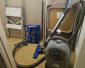 Vacuum & card table w/chairs & step ladder