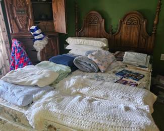 Blankets/pillows/linens