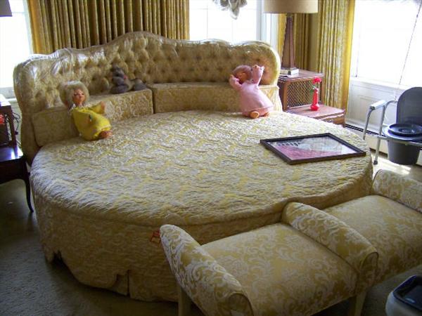 Yes, that right! A round bed!