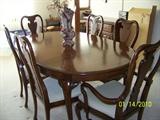 Thomasville dining room table w/ 6 chairs, 2 leaves and full table pads.