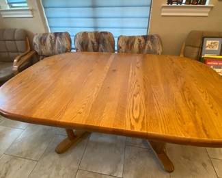 Excellent Condition Table with Rolling Chairs