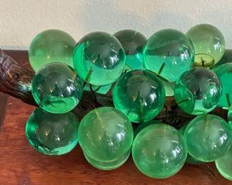 Vtg Lucite grape cluster