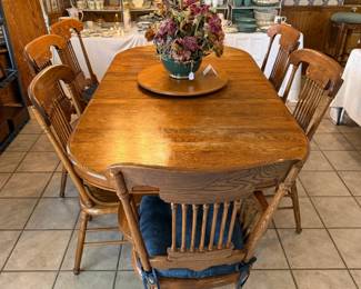 Fabulous dining table with one leaf