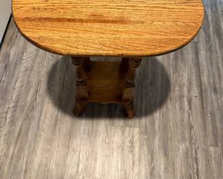 R3 - $ - Amish oak oval side table with shelf