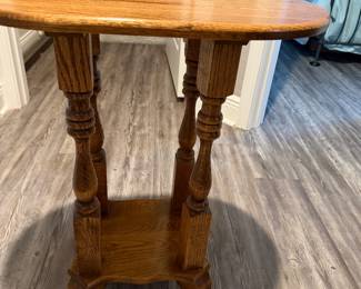 R3 - $ - Amish oak oval side table with shelf