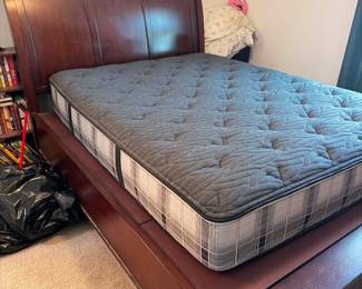 $200 Queen bed AVAILABLE NOW