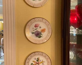 Boehm collection.. set of four Flowers of the World plates also set of  two red rose plates 