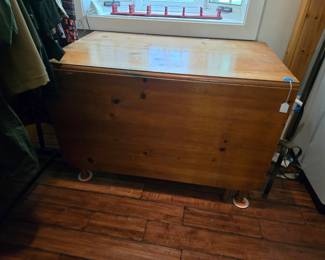 Drop leaf table